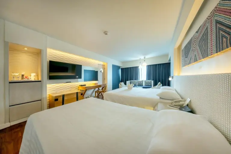 Jomtien Palm Beach Hotel & Resort - Familienfreundlich – Hotel in Pattaya, Thailand – ein Hotelzimmer mit zwei Betten und einem Fernseher im Jomtien Palm Beach Hotel & Resort - Familienfreundlich in Jomtien Beach