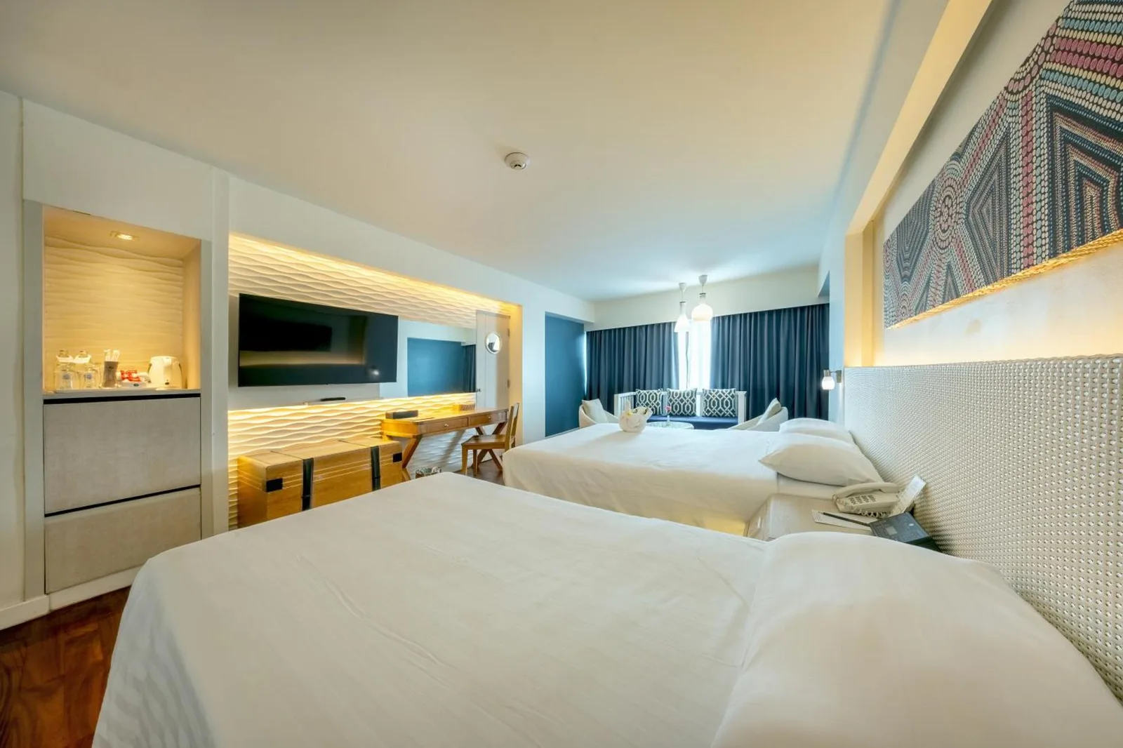 Jomtien Palm Beach Hotel & Resort - Familienfreundlich – Hotel in Pattaya, Thailand – ein Hotelzimmer mit zwei Betten und einem Fernseher im Jomtien Palm Beach Hotel & Resort - Familienfreundlich in Jomtien Beach