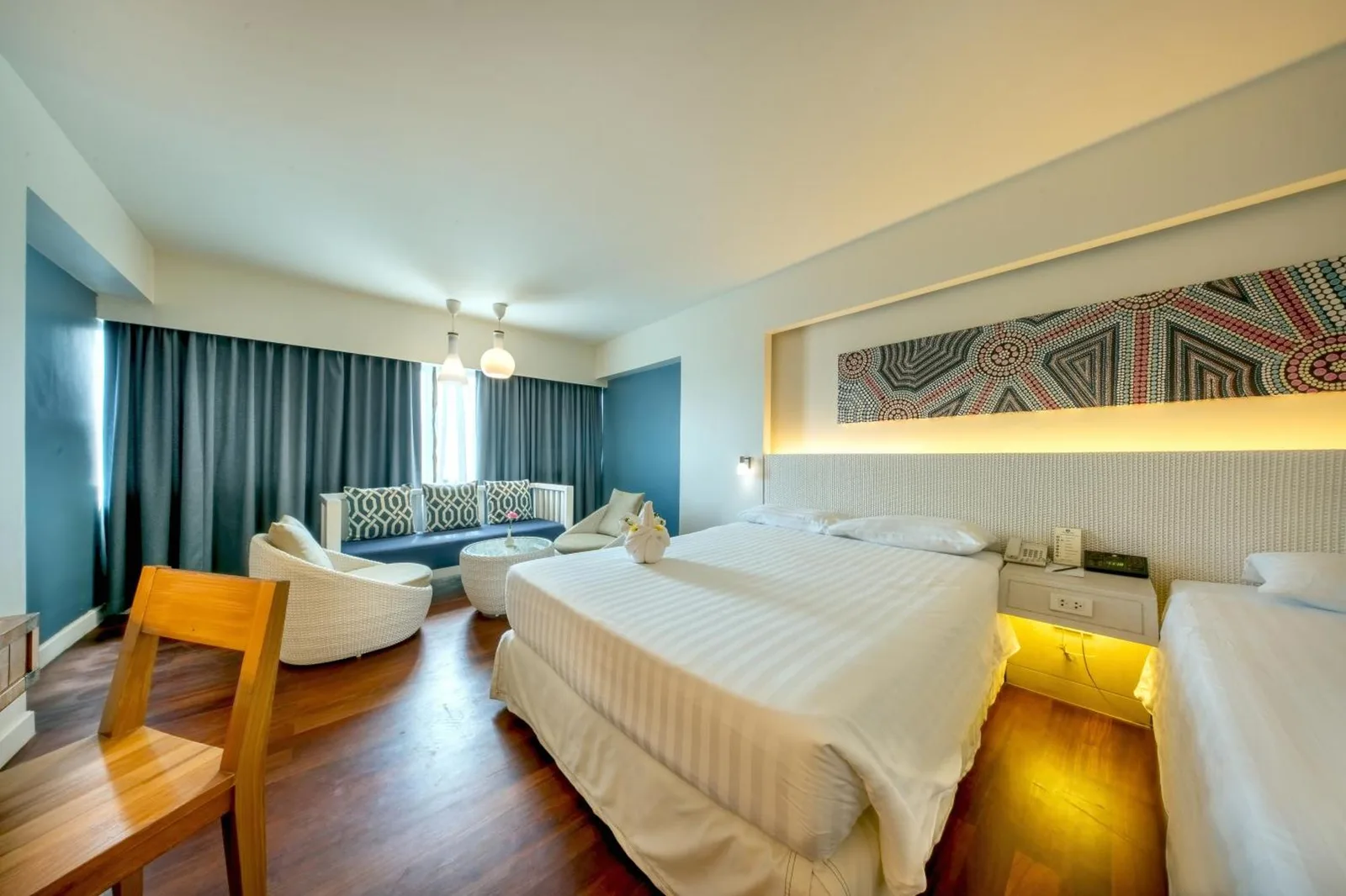 Jomtien Palm Beach Hotel & Resort - Familienfreundlich in Pattaya Doppelzimmer mit Sofa und Vorhängen