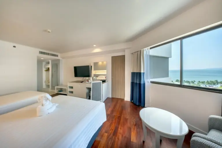 Jomtien Palm Beach Hotel & Resort - Familienfreundlich in Pattaya Gästezimmer mit Meerblick und Sitzbereich