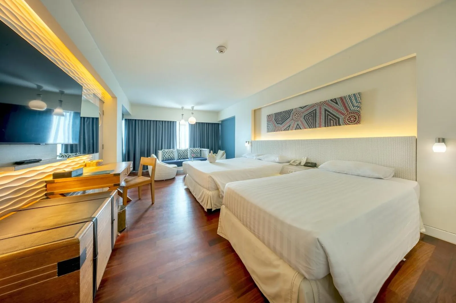 Jomtien Palm Beach Hotel & Resort - Familienfreundlich in Pattaya Zweibettzimmer mit Schreibtisch und moderner Beleuchtung