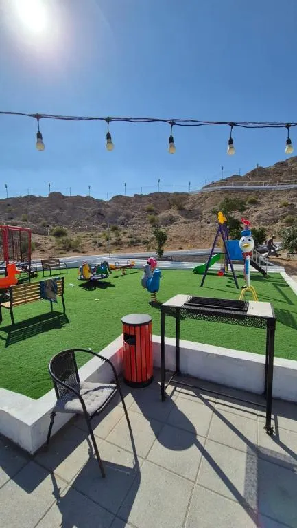 Área de juegos para niños en Jory Hatta Resort con varios equipos de juego.