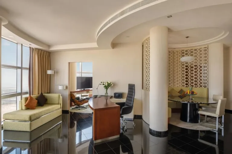 Jumeirah Emirates Towers Dubaï – hôtel à Dubaï, Émirats Arabes Unis – une chambre avec un grand lit et une grande fenêtre au Jumeirah Emirates Towers Dubaï à Dubaï