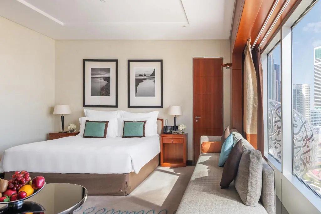 Salle de bain moderne dans Jumeirah Emirates Towers Dubaï avec des équipements de luxe