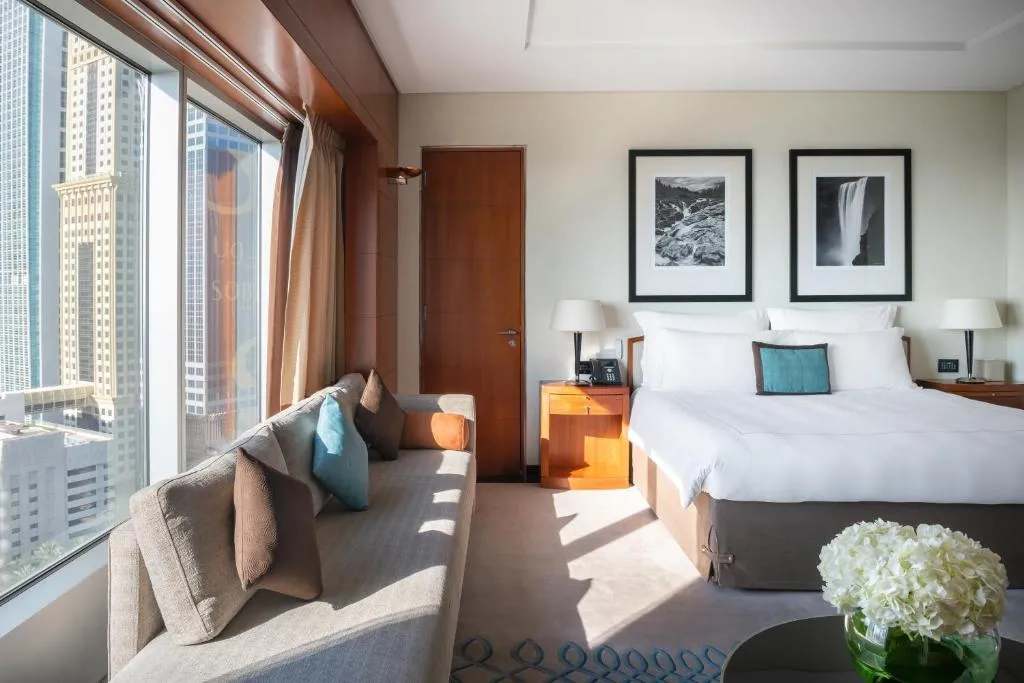 Chambre king spacieuse au Jumeirah Emirates Towers Dubaï avec vue sur la ville