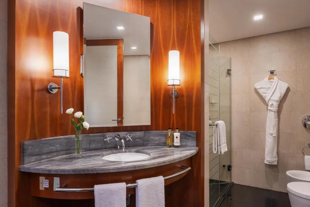 Salle de bain de luxe au Jumeirah Emirates Towers Dubaï avec des finitions haut de gamme