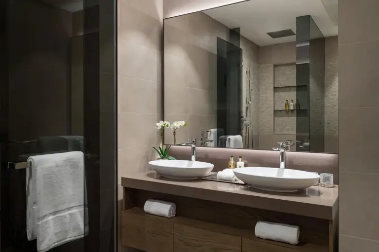 Salle de bains moderne dans une suite à Jumeirah Living Marina Gate, Dubai