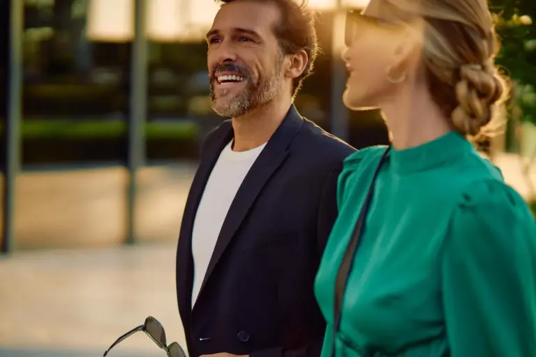 Couple se promenant devant Jumeirah Living Marina Gate, Dubai