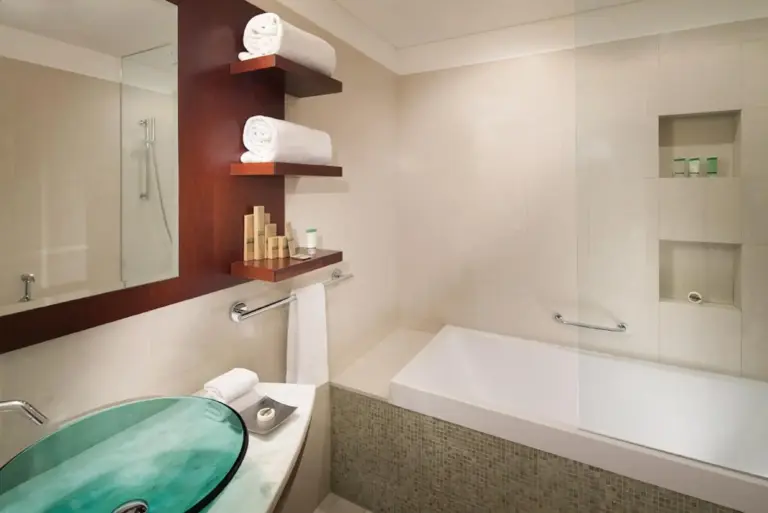 Stilvolles Badezimmer im Jumeirah Living World Trade Centre Dubai