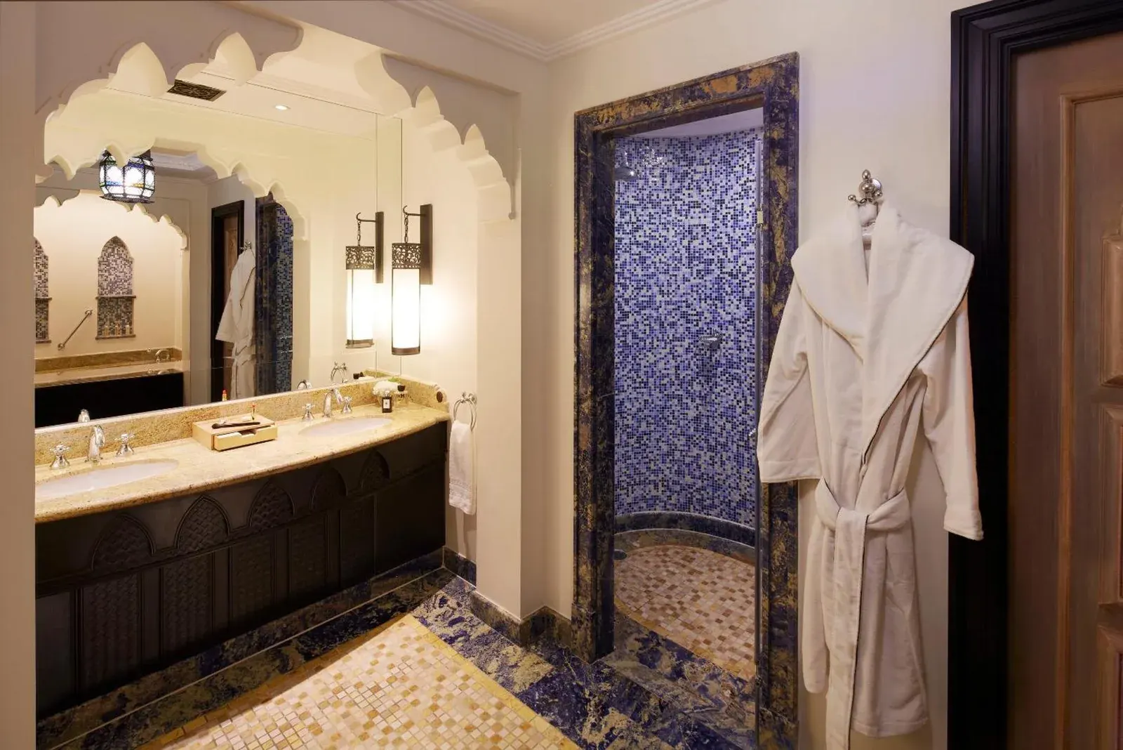Baño con ducha en Jumeirah Mina Al Salam Dubai