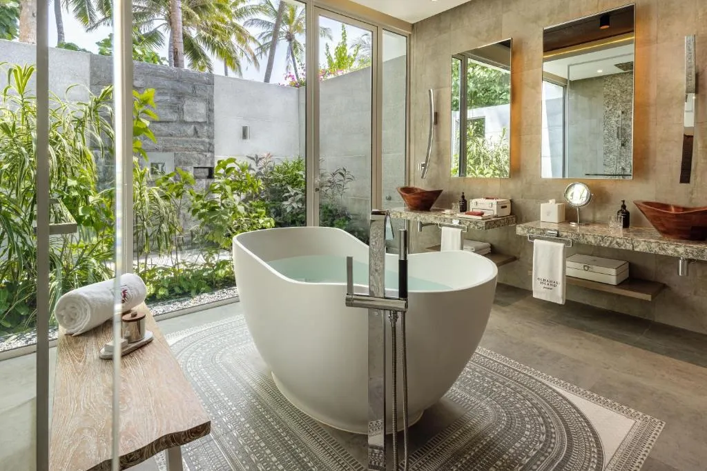 Salle de bain luxueuse avec vue sur le jardin au Jumeirah Olhahali Island Maldives