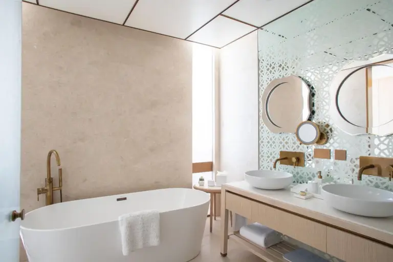 Jumeirah Saadiyat Island Abu Dhabi – Hotel in Abu Dhabi, Vereinigte Arabische Emirate – ein Badezimmer mit zwei Waschbecken, einer Badewanne und Spiegeln im Jumeirah Saadiyat Island Abu Dhabi in Abu Dhabi