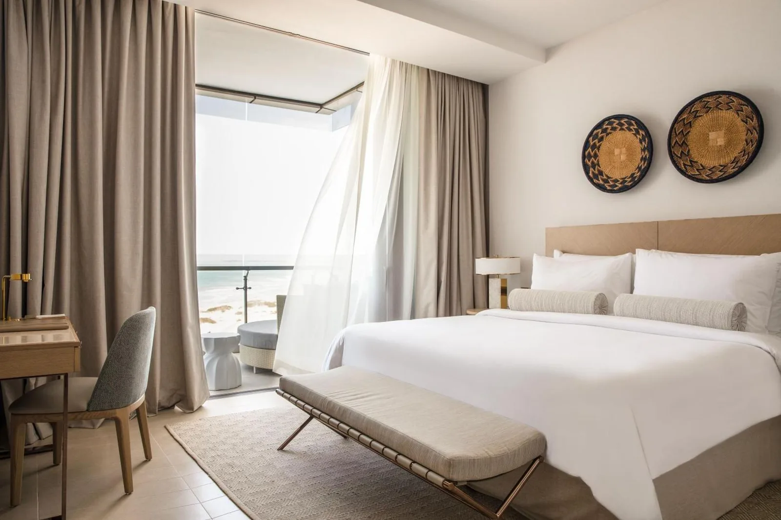 Jumeirah Saadiyat Island Abu Dhabi – Hotel in Abu Dhabi, Vereinigte Arabische Emirate – ein Schlafzimmer mit einem Bett, einem Schreibtisch und einem Fenster im Jumeirah Saadiyat Island Abu Dhabi in Abu Dhabi