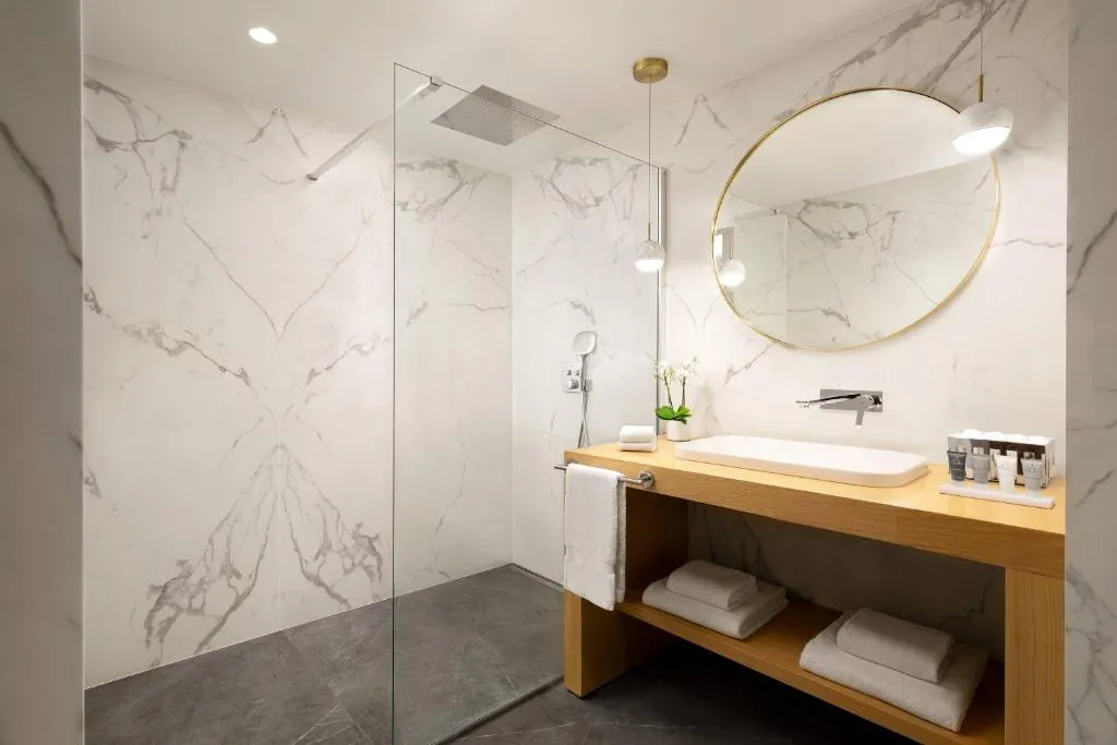 Salle de bain moderne au JW Marriott Cannes.