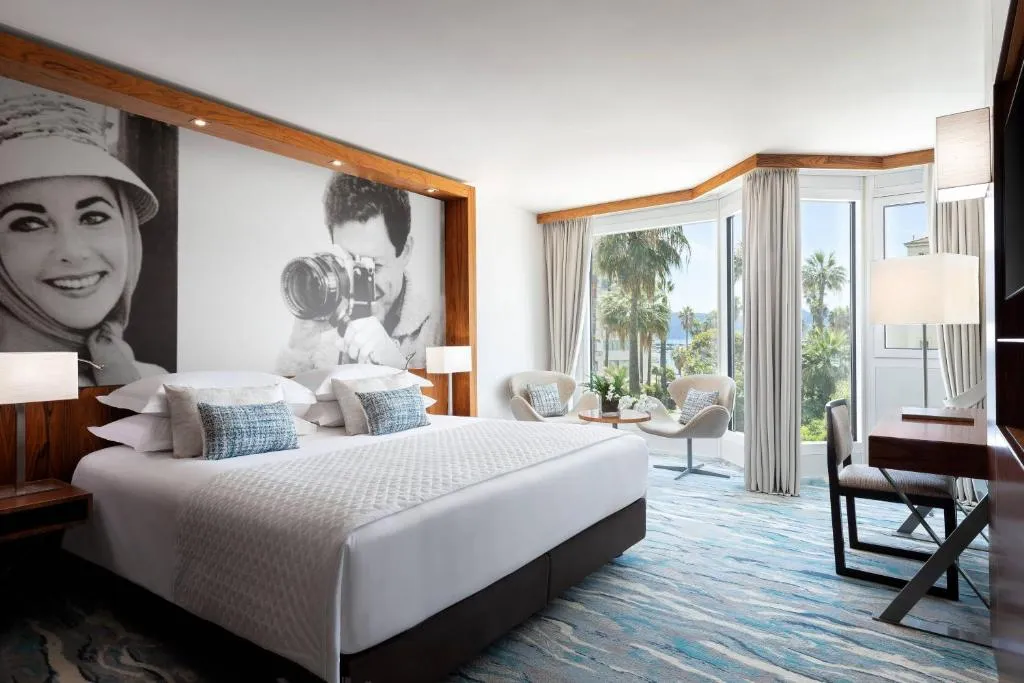 Chambre chic au JW Marriott Cannes.