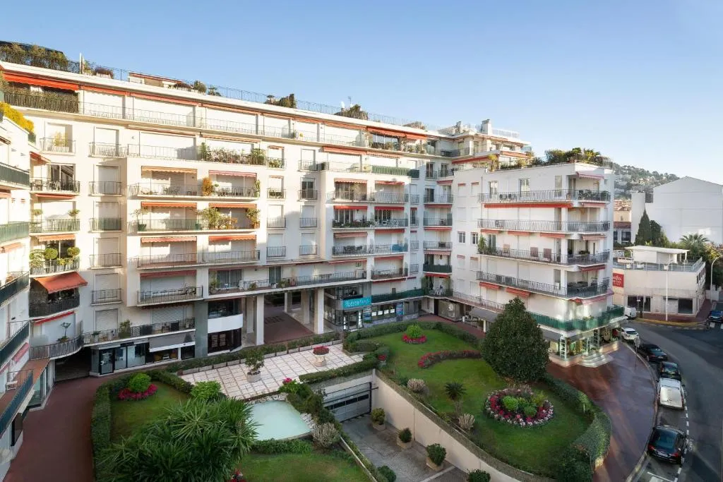 Vue de la cour au JW Marriott Cannes.