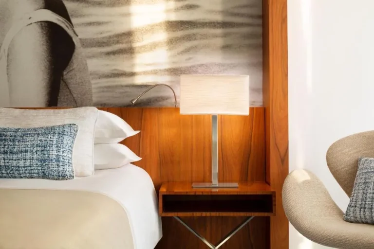 Gros plan des détails dans une chambre d'hôtel au JW Marriott Cannes.