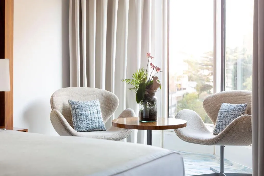 Espace de séjour dans une chambre au JW Marriott Cannes.