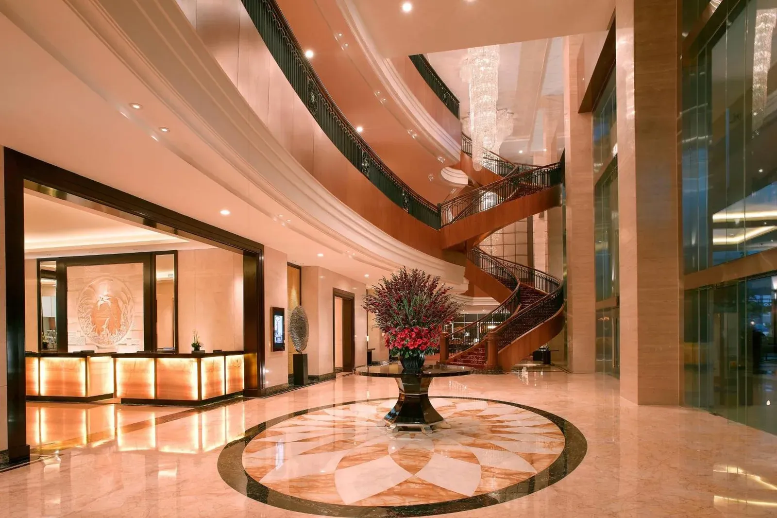 Hall du JW Marriott Hotel Medan mettant en valeur un design élégant