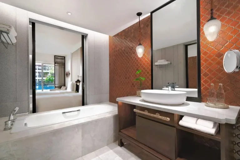 Conception de salle de bain moderne au JW Marriott Khao Lak Resort and Spa
