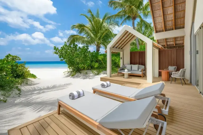 Außenlounge-Bereich am Strand im JW Marriott Maldives