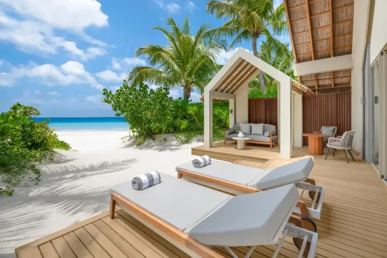 Außenlounge-Bereich am Strand im JW Marriott Maldives