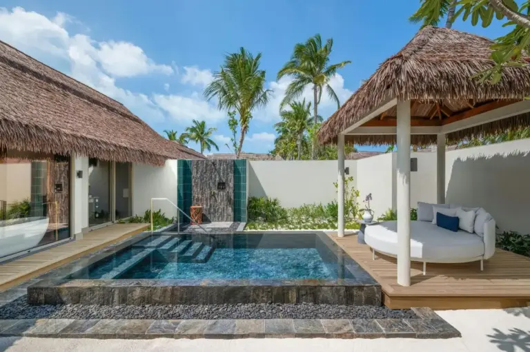 Blick auf den Poolbereich im JW Marriott Maldives