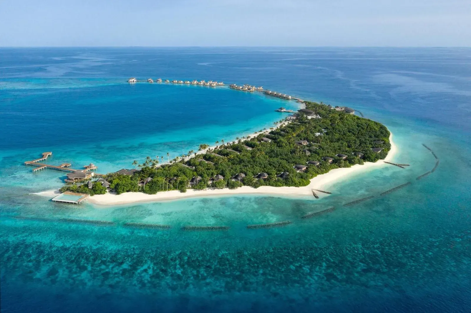 Vista aérea de JW Marriott Maldives Resort & Spa que muestra su hermosa costa.