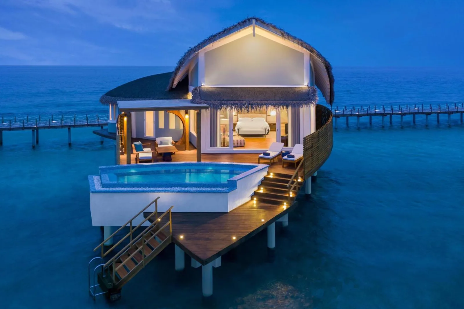 Overwater Villa en JW Marriott Maldives Resort & Spa al anochecer.