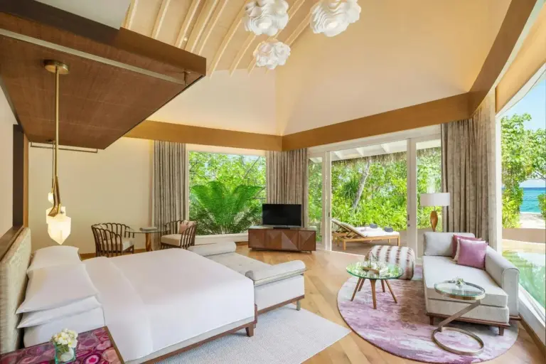 Interior de una villa con vistas al jardín en JW Marriott Maldives Resort & Spa.