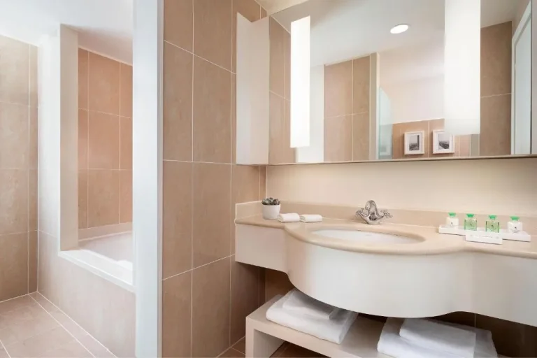 Baño moderno en JW Marriott Venice Resort & Spa