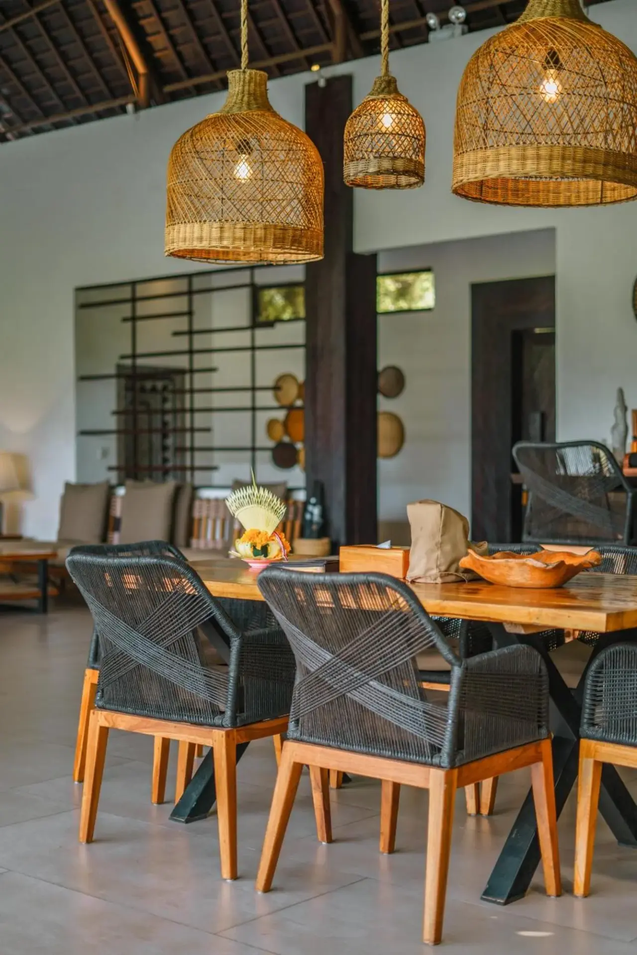 Zona de comedor en K Club Ubud con decoración elegante