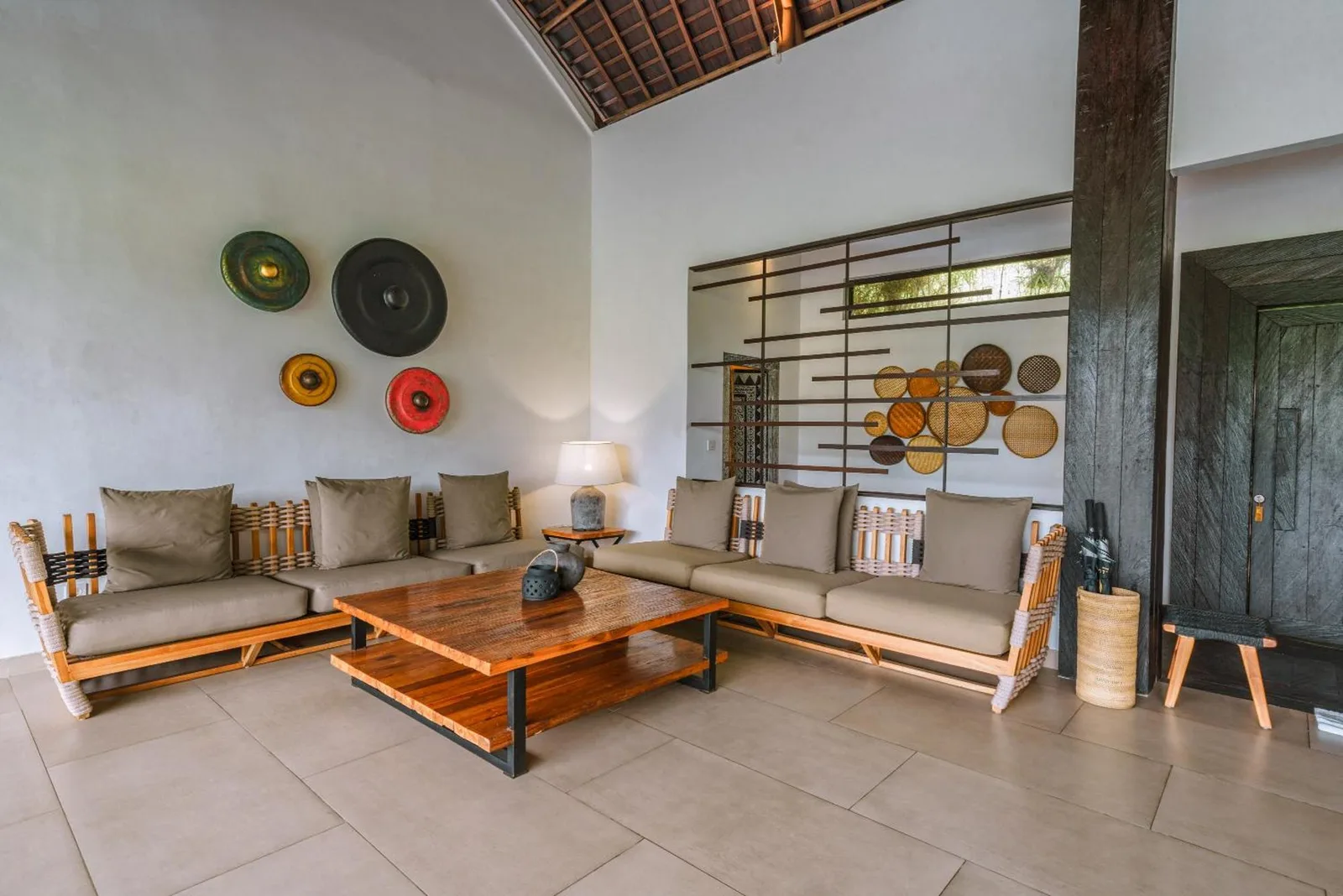Espacio de salón en K Club Ubud con asientos cómodos
