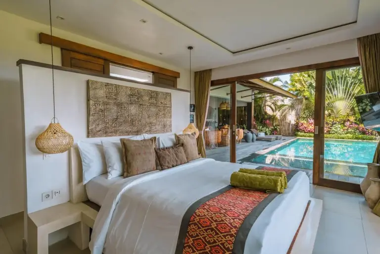 Vista general de la suite en K Club Ubud con acceso a la piscina