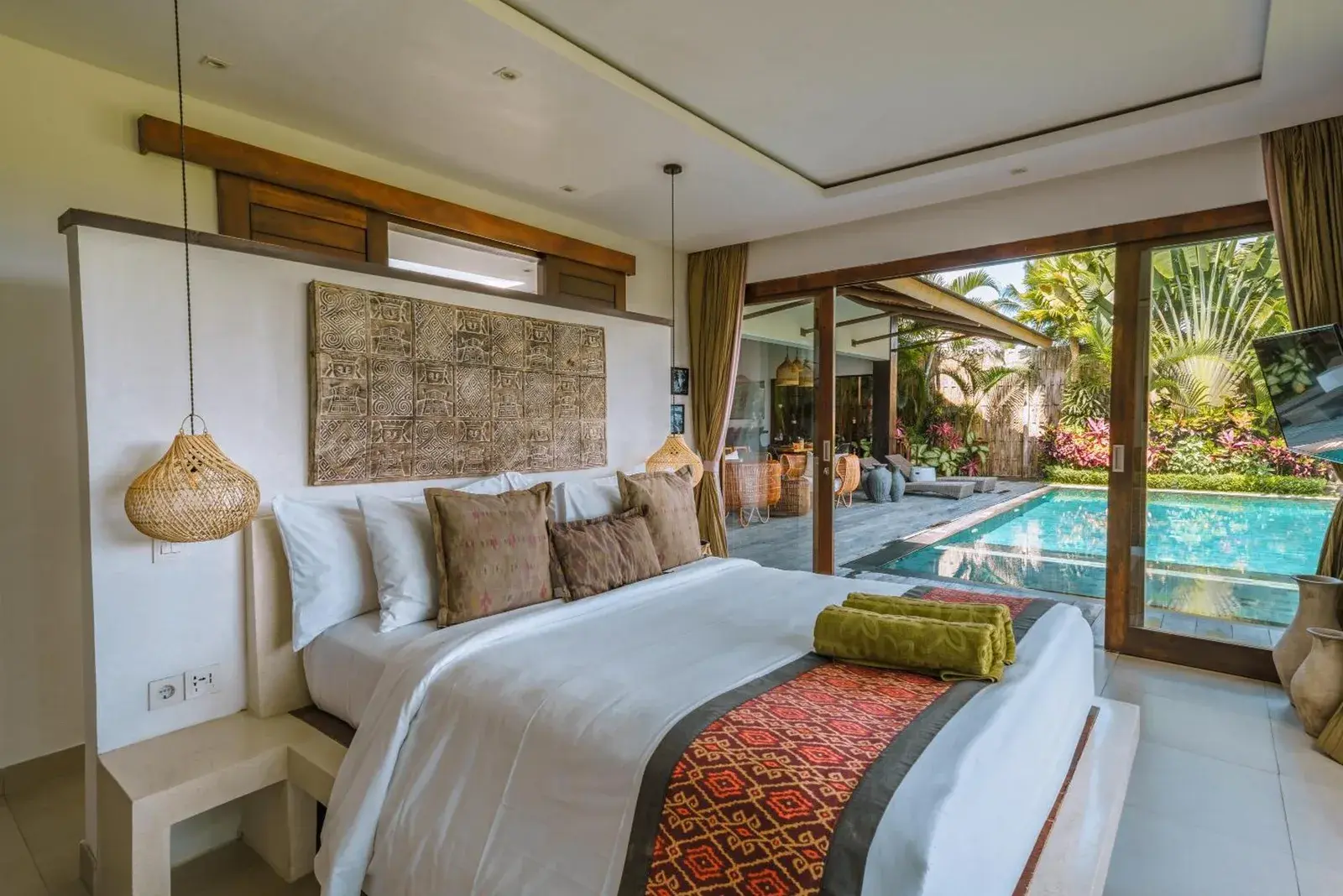 Vista general de la suite en K Club Ubud con acceso a la piscina