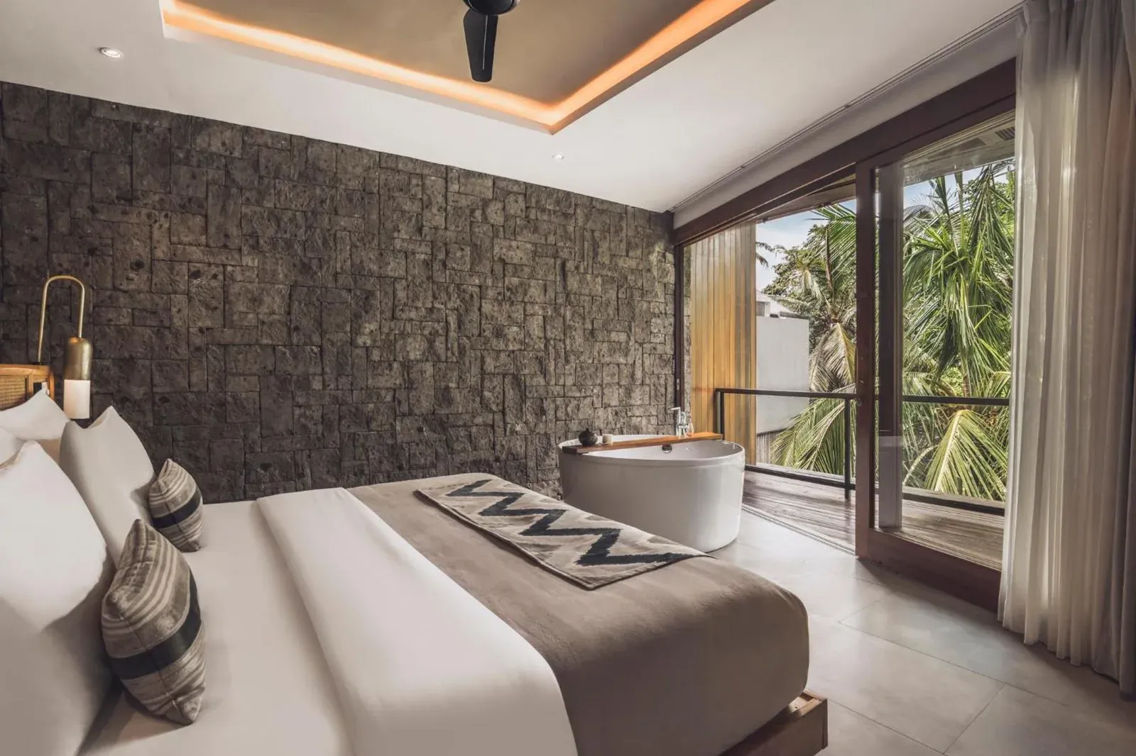 Chambre confortable au Kaamala Resort & Spa Ubud avec vue sur le balcon