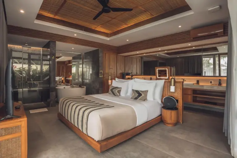 Suite de luxe au Kaamala Resort & Spa Ubud avec décor moderne