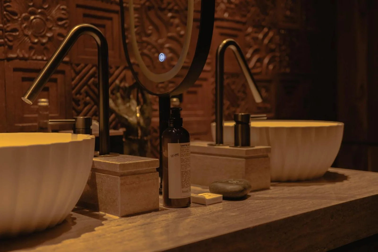Salle de bains moderne au Kaamala Resort & Spa Ubud avec double vasque