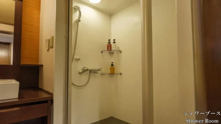 Salle de douche au Kadensho, Arashiyama Onsen, Kyoto
