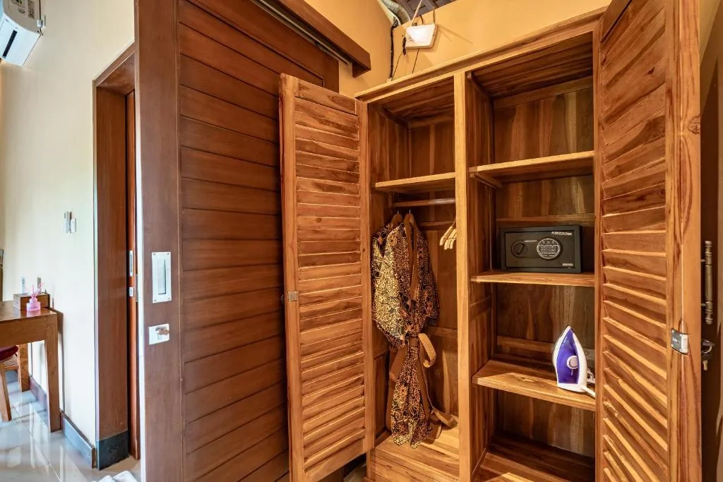 Espace de rangement Kak Oman By Madhava Villas avec un coffre-fort et des peignoirs suspendus