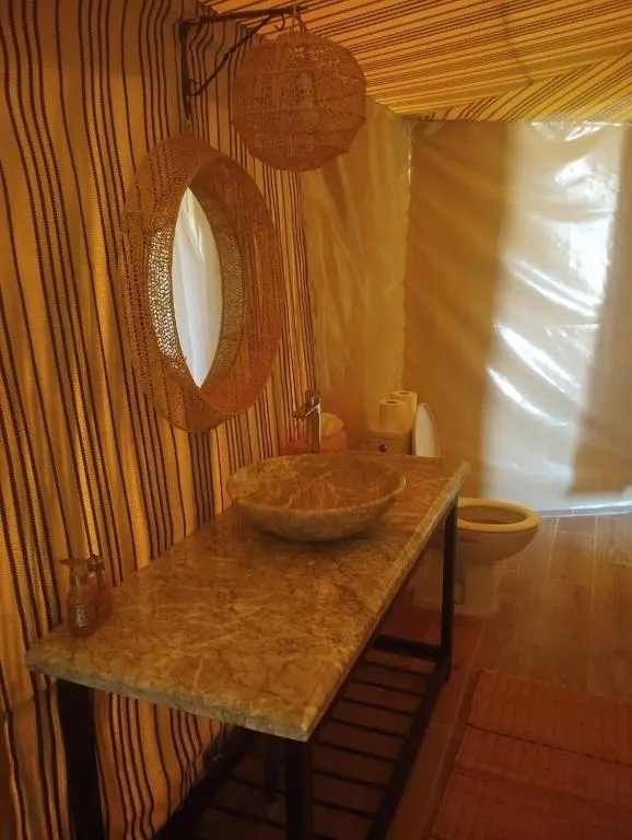 Interior de baño en Kalimba Luxury Desert Camp con luz natural