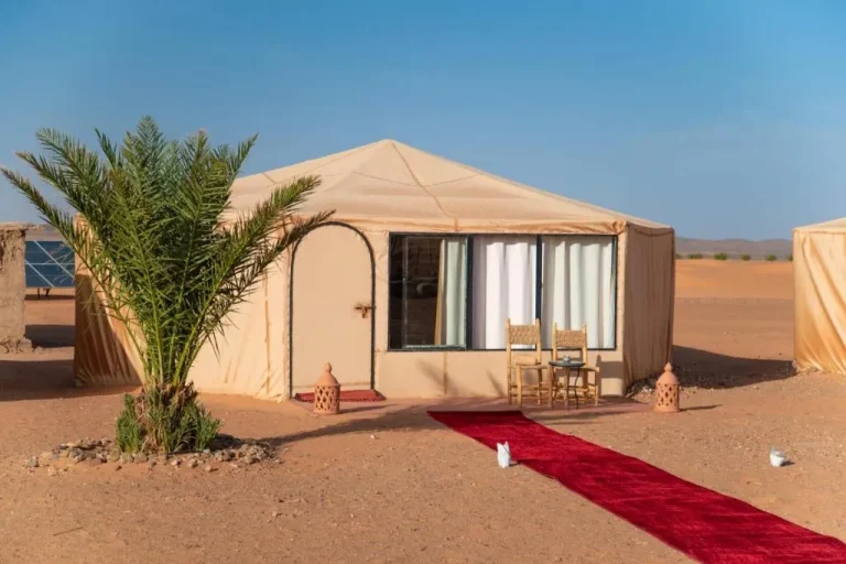 Exterior de una tienda de lujo en Kalimba Luxury Desert Camp