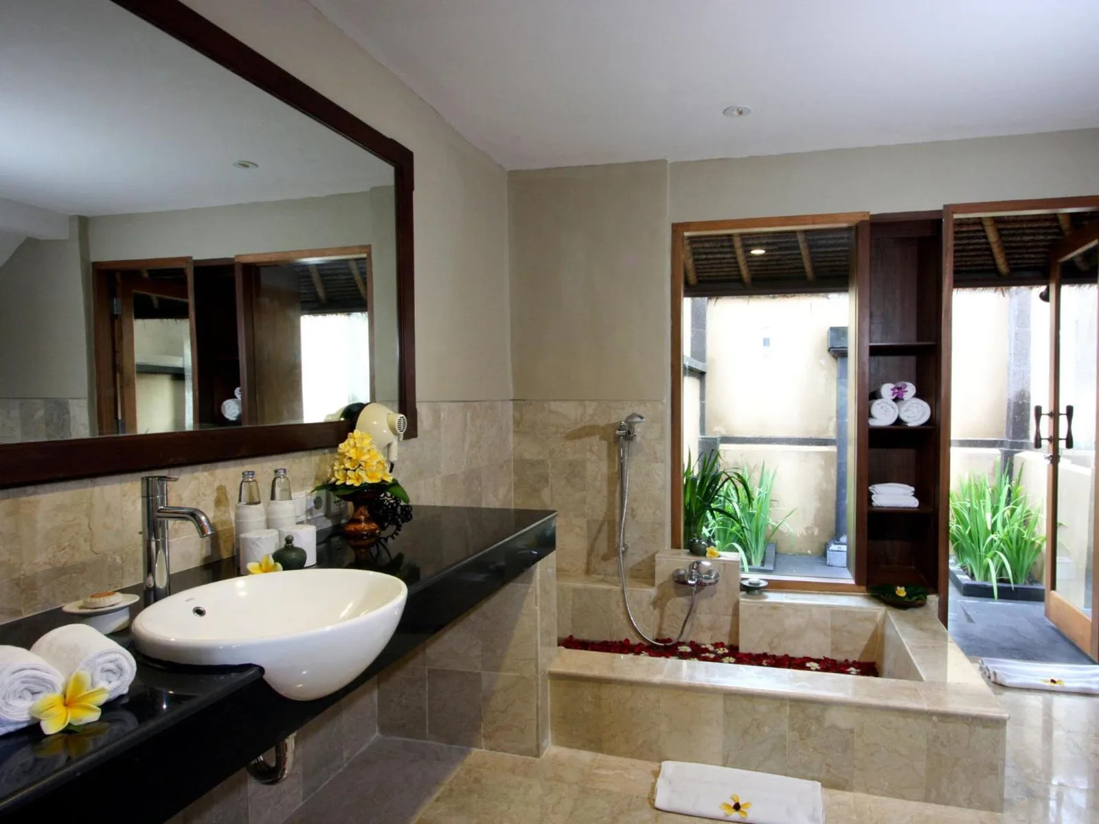 Kamandalu Ubud – Ubud, Indonesia hotel – a bathroom with two sinks and a large mirror at Kamandalu Ubud in Ubud