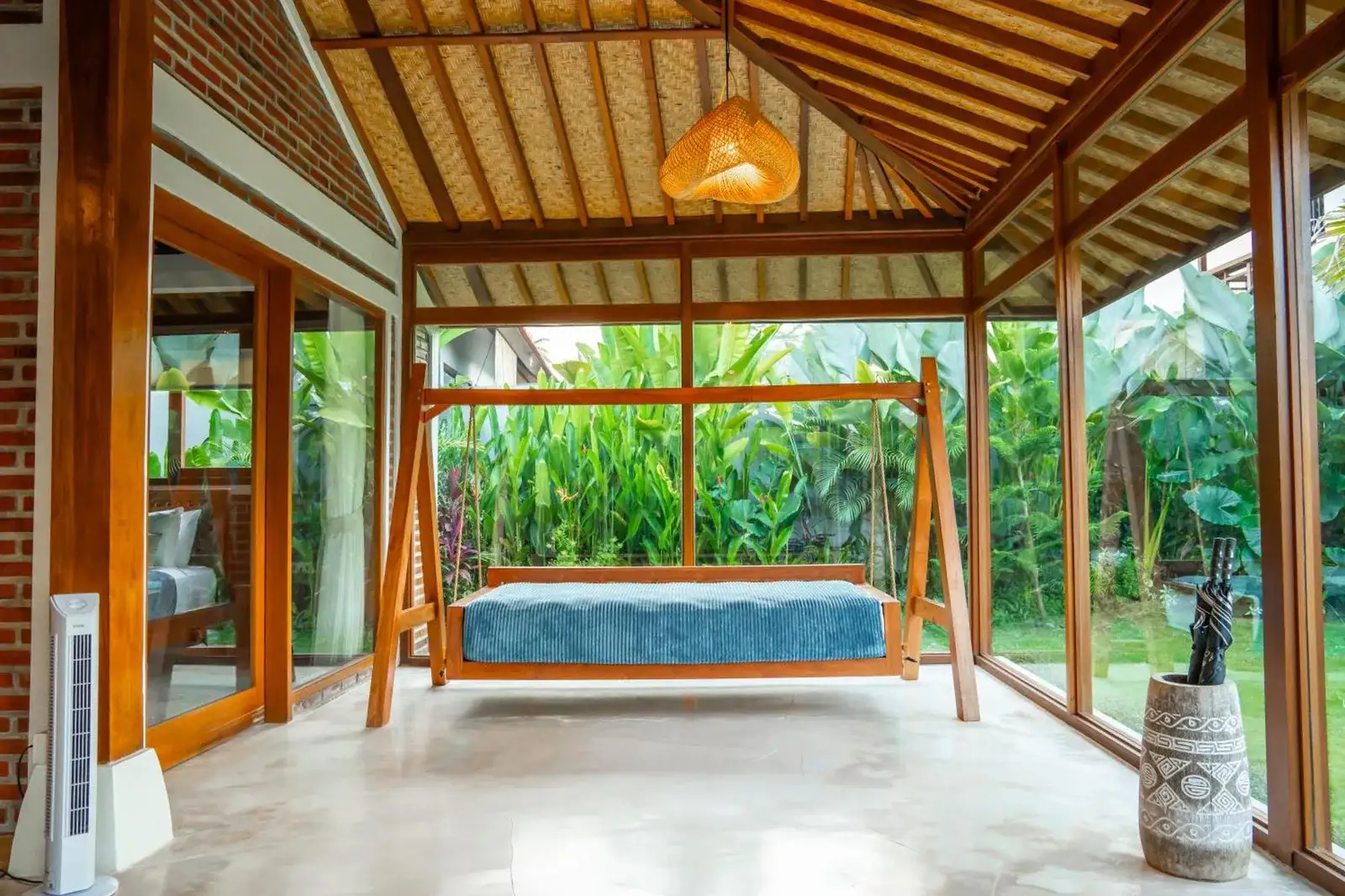 Entspannungsbereich mit Schaukel in Kampung Uma Dawa Villas and Spa