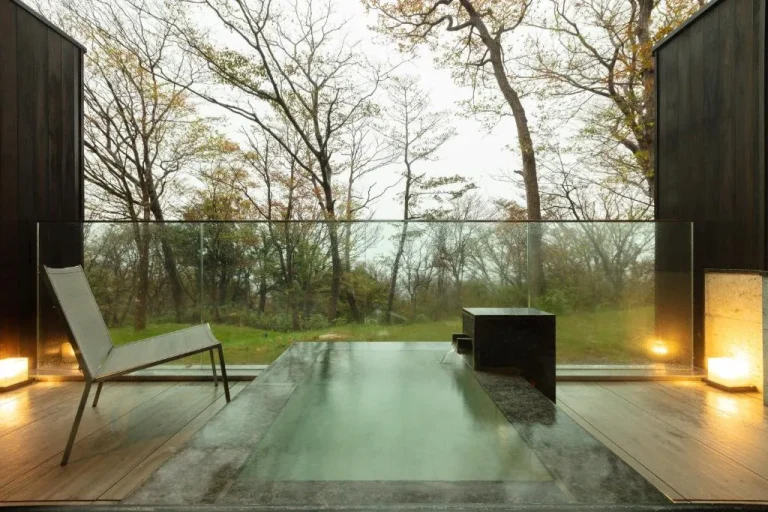 Vista del onsen privado en KANAYA RESORT HAKONE