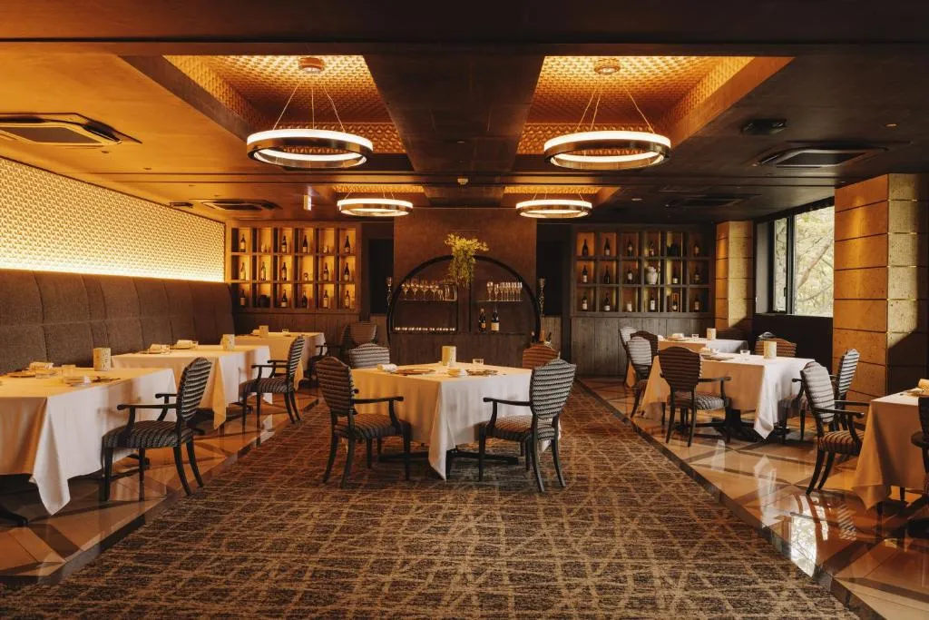 Elegante interior del restaurante en KANAYA RESORT HAKONE