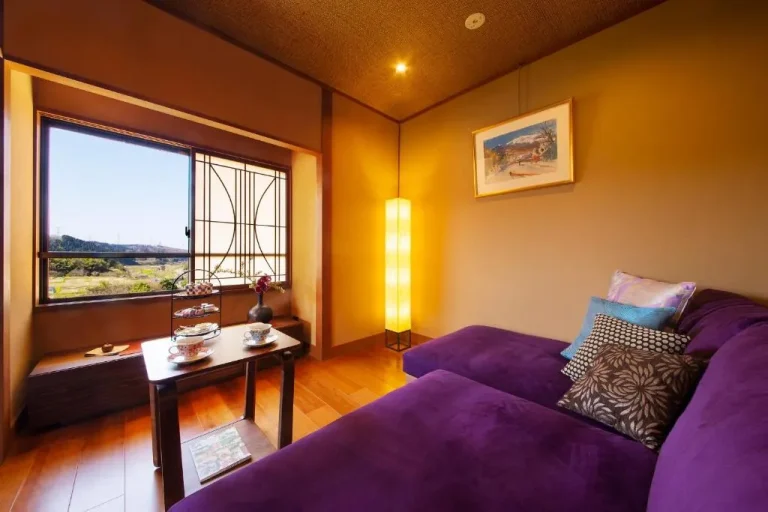 Espace de détente Kanazawa Hyakurakusou avec une décoration magnifique