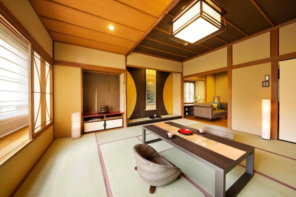 Chambre japonaise traditionnelle au Kanazawa Hyakurakusou avec tatamis