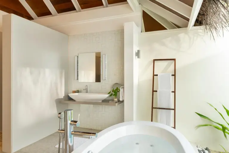 Salle de bain élégante dans le complexe Kandolhu Maldives