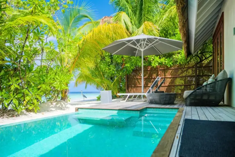 Zone de piscine privée dans le complexe Kandolhu Maldives